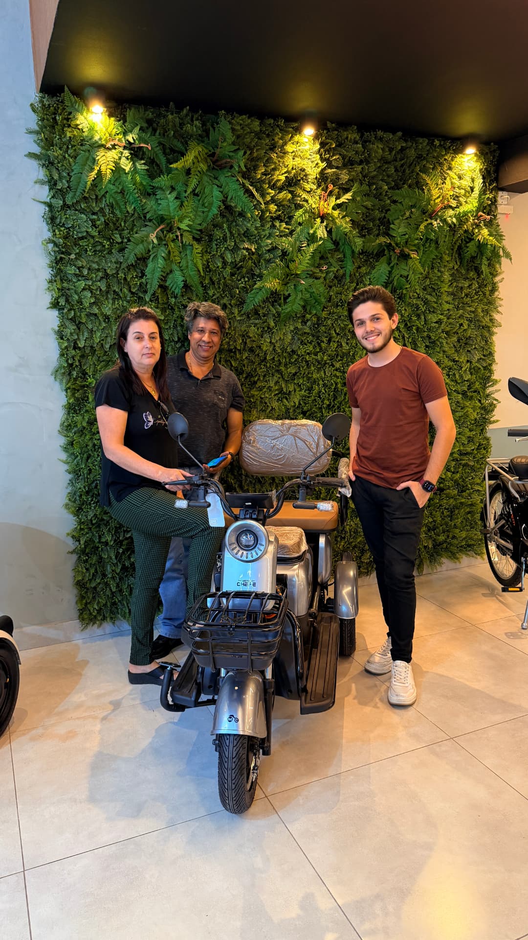Cliente MOTOCHEFE com sua moto elétrica BIG TRI
