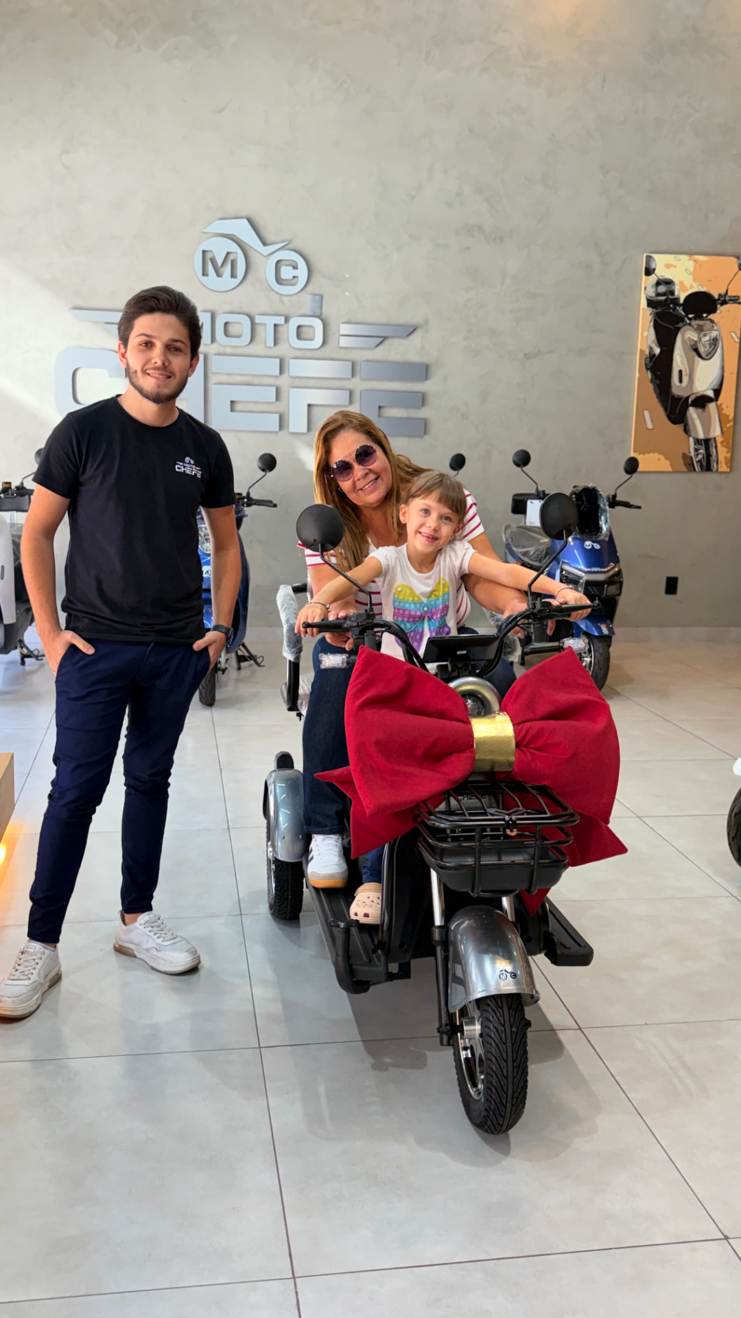 Cliente MOTOCHEFE com sua moto elétrica BIG TRI