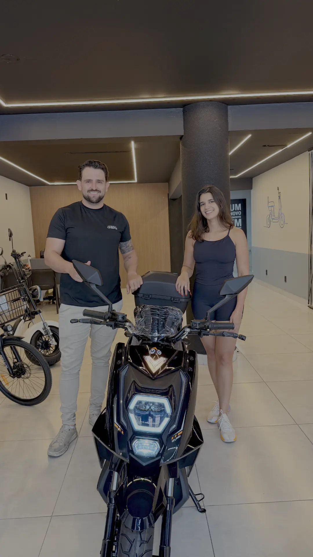 Clientes na loja MOTOCHEFE com moto elétrica