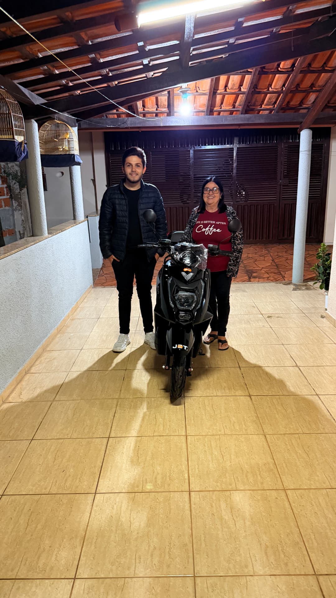 Cliente MOTOCHEFE com sua moto elétrica JET