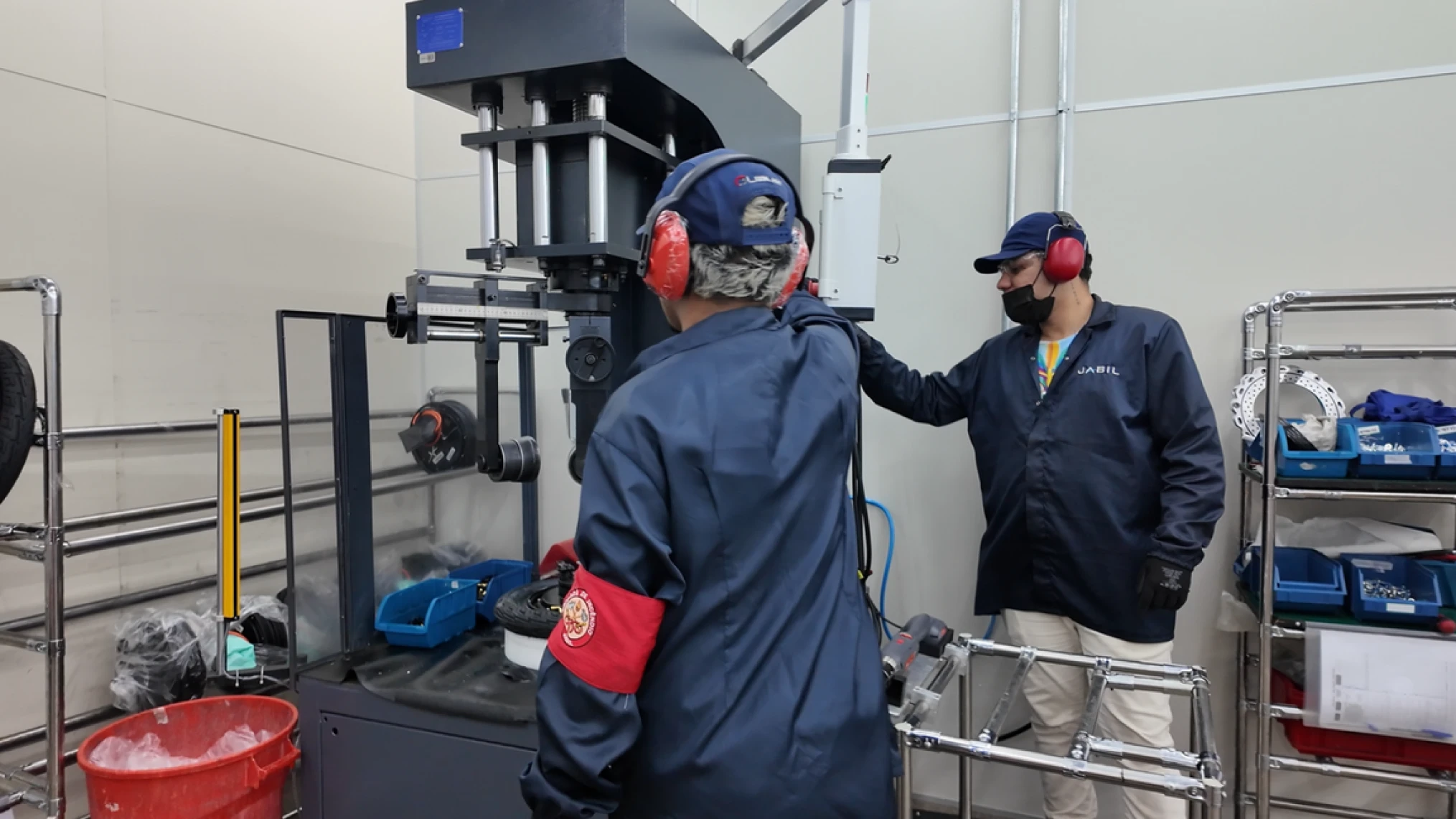 Técnicos da MOTOCHEFE em bancada de testes da assistência técnica