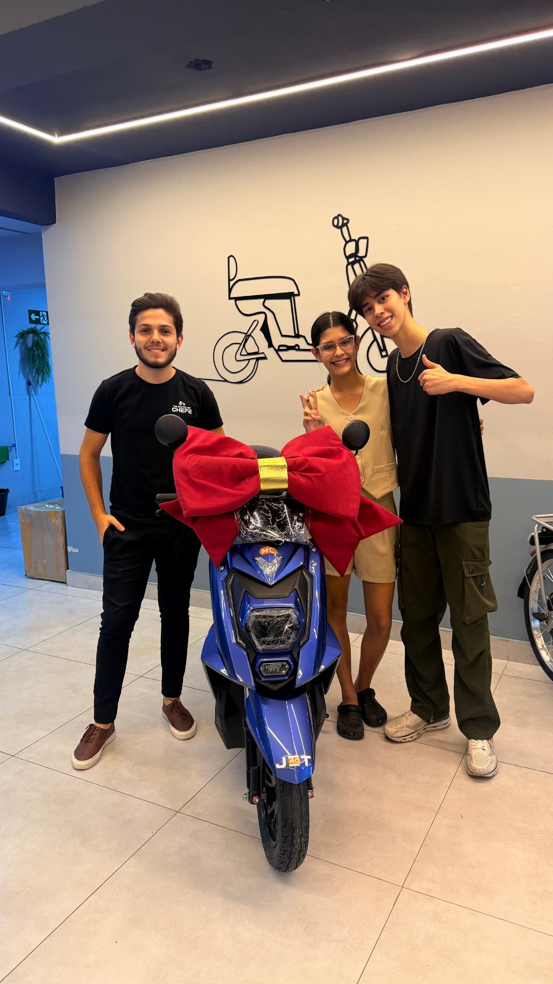 Cliente MOTOCHEFE com sua moto elétrica JET
