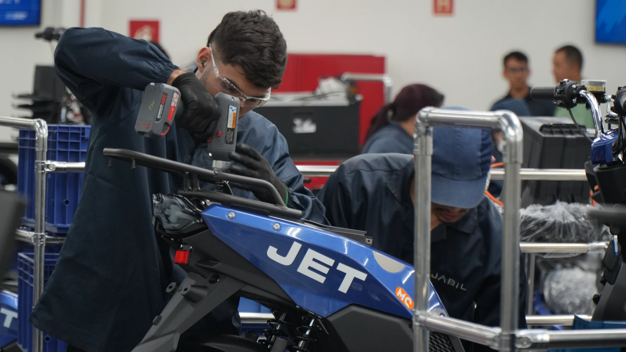 Técnico realizando manutenção em moto elétrica JET da MOTOCHEFE
